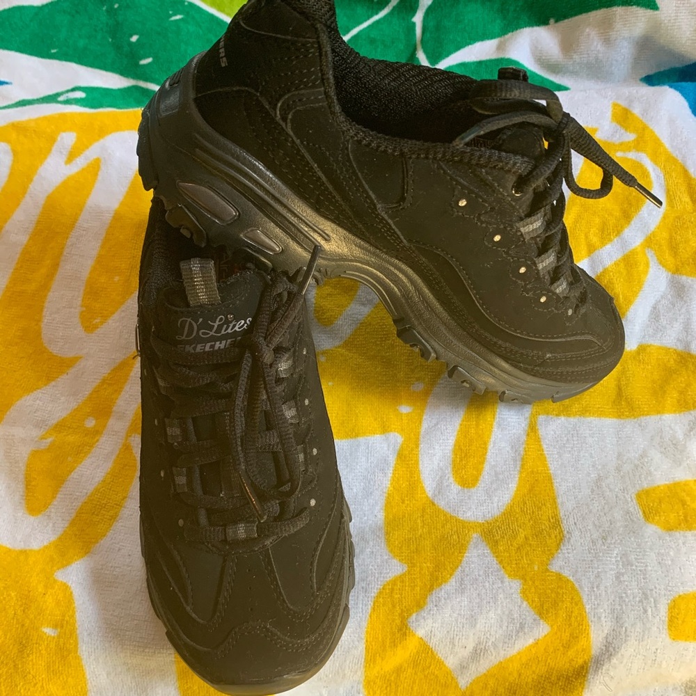 Skechers D’Lites Women’s Black Sneakers SZ: 7.5